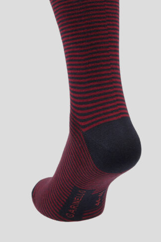 Teget-crvene prugaste čarape