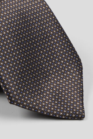 Braon kravata sa detaljima